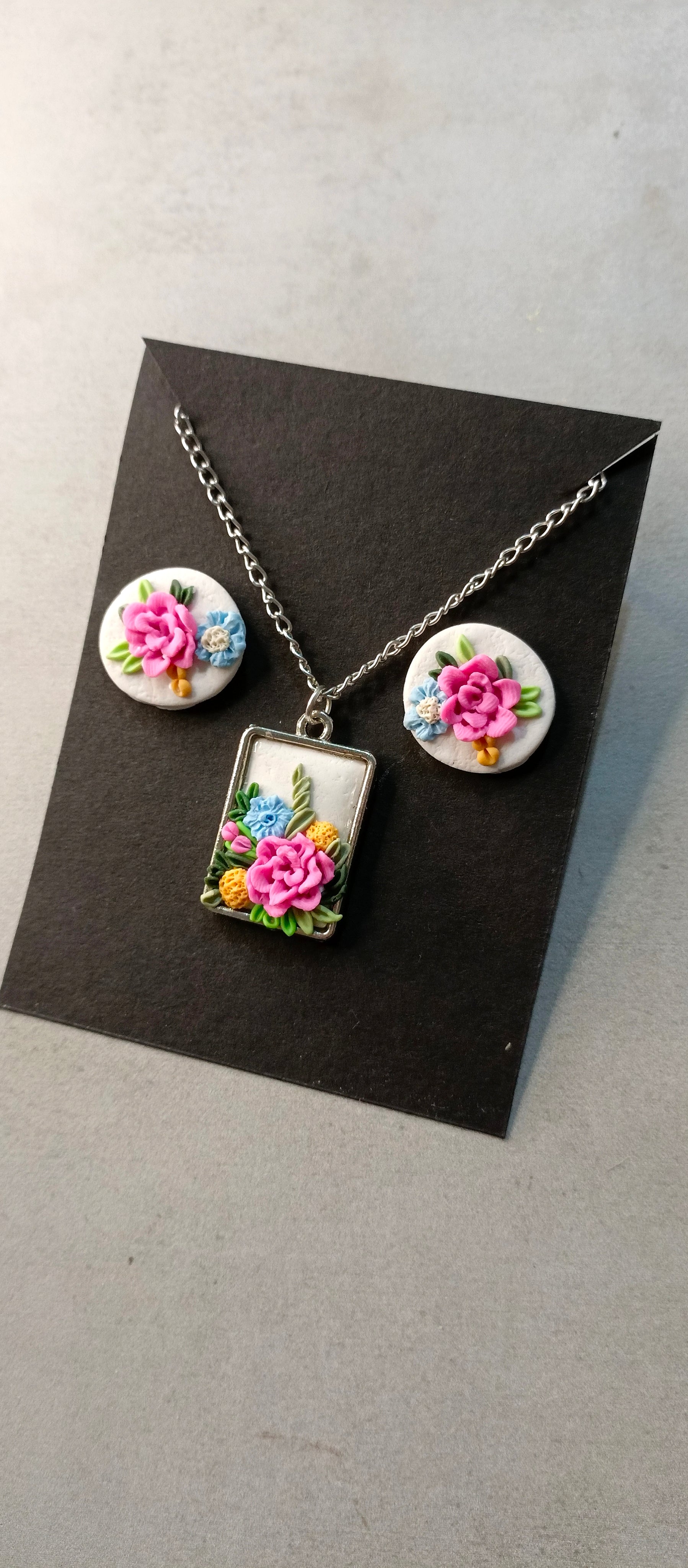 Clayful Blossom Frame Pendant Set